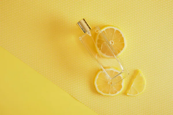 Citrus Scent Perfume Lemon Scent Concept Lemon Wedges Bottle Perfume — Photo