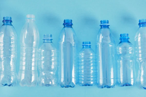 Varias Botellas Plástico Sobre Fondo Azul Residuos Nulos Contaminación Naturaleza — Foto de Stock