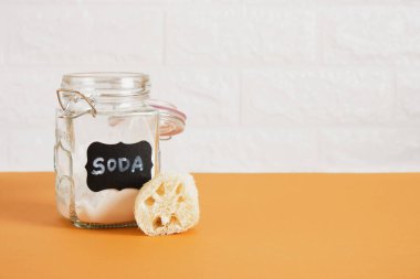 Lifah, masada soda olan cam kavanoz, Kavanozda yazı sodası olan etiket, eko temizleme konsepti kopyalama alanı