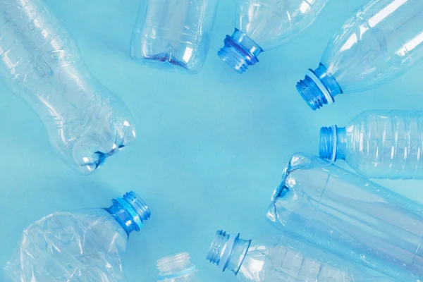 Varias Botellas Plástico Sobre Fondo Azul Residuos Nulos Contaminación Naturaleza — Foto de Stock