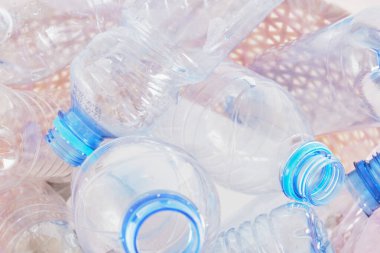Çöp kutusunda plastik şişe koleksiyonu, çöp geri dönüşüm konsepti
