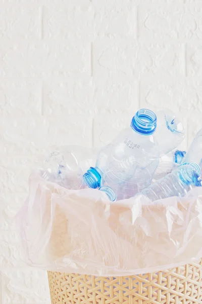 Recogida Botellas Plástico Cubo Basura Concepto Reciclaje Basura — Foto de Stock