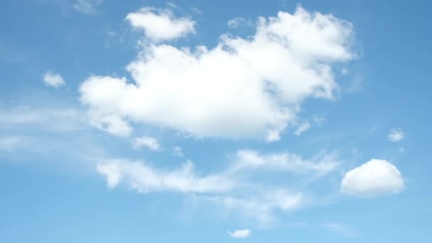 Голубое небо и белые облака. природа фон. — стоковое видео