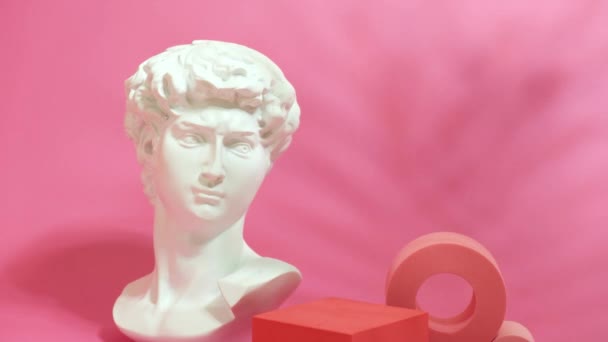 Byst av en staty av David och en scen för din produkt på en rosa bakgrund, mock up scener — Stockvideo