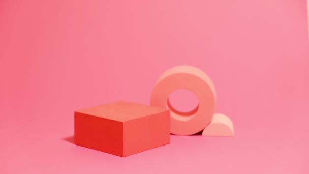 Mockup háttér árnyalatú rózsaszín kifutón, és áll, hogy megjelenítse a terméket — Stock videók