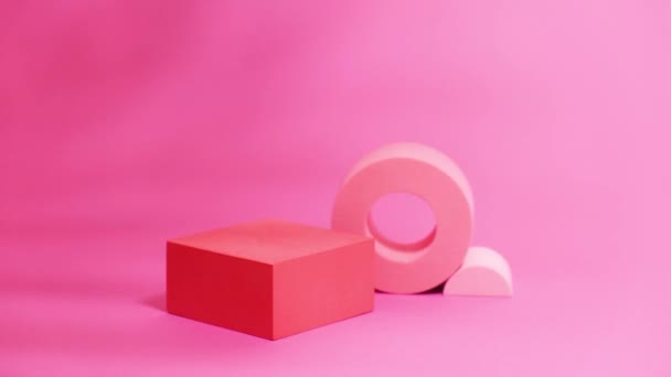 Макетний фон в відтінках рожевого з подіумами і підставками для візуалізації вашого продукту — стокове відео