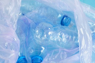Plastik pag içinde plastik şişe çöp kutusunda plastik şişe koleksiyonu, çöp geri dönüşüm konsepti