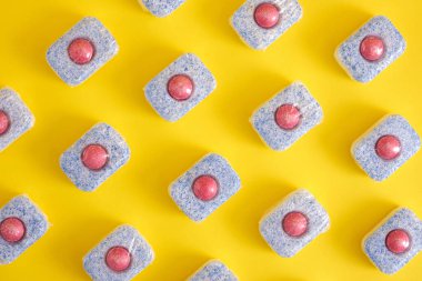 Sarı arkaplan görünümlü bulaşık makinesi tabletleri