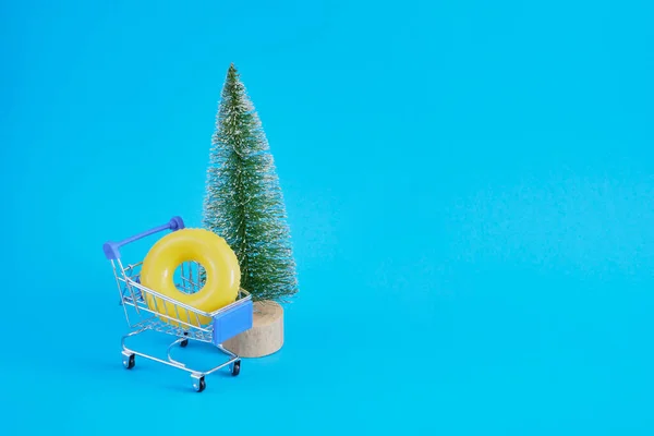 Toy Decorative Christmas Tree Inflatable Circle Shopping Cart Blue Background — Stock Photo, Image