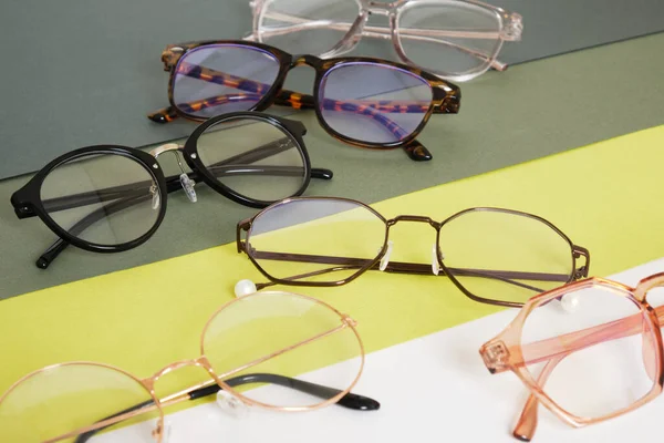 Mehrere Trendige Stylische Brillen Auf Einem Geometrischen Grünen Hintergrund Kopieren — Stockfoto