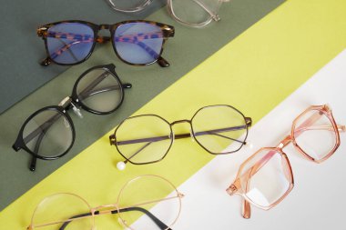 Geometrik yeşil arka plan fotokopi alanı üzerinde modaya uygun birkaç gözlük.