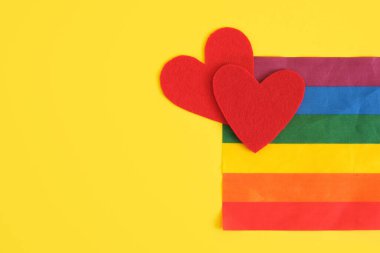 Sarı arka planda lgbt gökkuşağı renkleri, özgür aşk ve gurur kavramı
