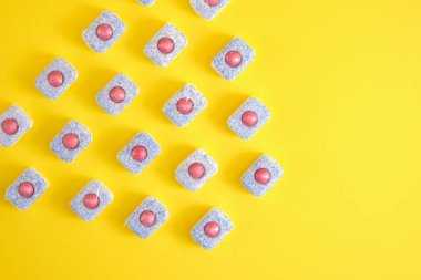 Sarı arkaplan görünümlü bulaşık makinesi tabletleri