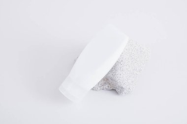 Beyaz krem ya da vücut losyonunu etiketsiz ve gri arka planda taş olmadan taklit et. organik kozmetik konsepti kopyalama alanı