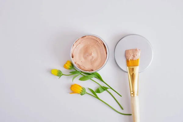Small Beautiful Flowers Makeup Brush Cosmetic Red Clay Aluminum Jar — Stock Photo, Image