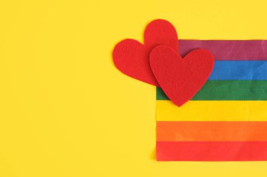 Sarı arka planda lgbt gökkuşağı renkleri, özgür aşk ve gurur kavramı