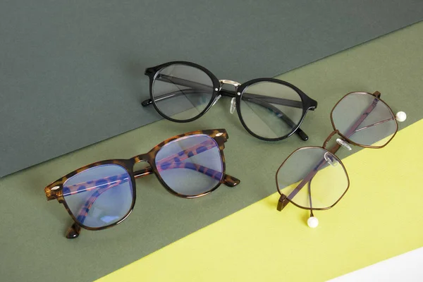 Vários Óculos Olho Elegantes Moda Espaço Geométrico Verde Cópia Fundo — Fotografia de Stock