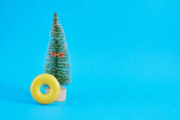 Toy Decorative Christmas Tree Inflatable Circle Blue Background Vacation Beach — Stock Photo, Image
