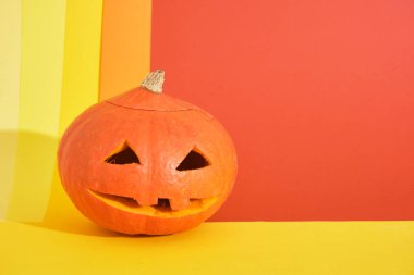 Cadılar Bayramı kabağından balkabağına renkli geometrik arka plan, fotokopi alanı, Cadılar Bayramı dekorasyon konsepti