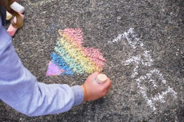 Gökkuşağı asfalta tebeşirle çizilir... çocuklar çizer, lgbt sembolü, tebeşirle bedavaya yapılır.