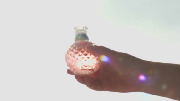 Spray Garrafa Cristal Rosa Com Perfume Mão Sobre Fundo Janela — Vídeo de Stock