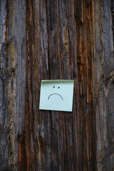 Etiqueta Papel Com Sorriso Triste Colado Tronco Uma Árvore Crua — Fotografia de Stock