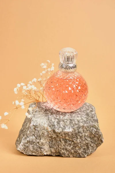 Cyganka Kwiat Kulisty Kryształ Różowy Makieta Puste Perfumy Butelka Srebrnym — Zdjęcie stockowe