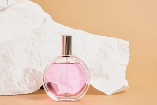 Okrągła Butelka Perfum Srebrnym Wieczkiem Tle Białego Kruszonego Papieru Różowe — Zdjęcie stockowe