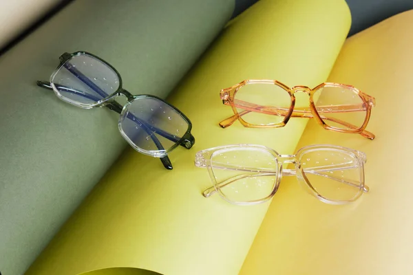 Alguns Óculos Olho Diferentes Papel Laminado Fundo Geométrico Cores Verdes — Fotografia de Stock