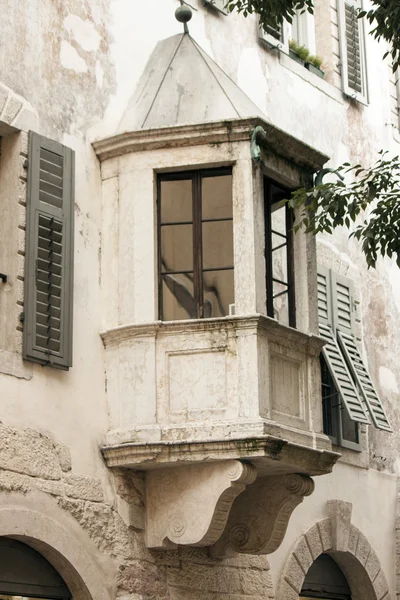 Detalj av gammal byggnad, Trento — Stockfoto