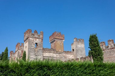 Ortaçağ Lazise Kalesi (IX-XIV yüzyıl), İtalya 'nın Veneto kentinde Garda Gölü kıyısındaki turizm beldesi..