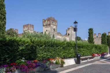 Ortaçağ Lazise Kalesi (IX-XIV yüzyıl), İtalya 'nın Veneto kentinde Garda Gölü kıyısındaki turizm beldesi..