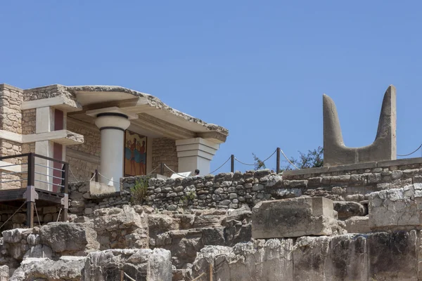 Bulls horns statue at Knossos Minoan Palace — Stock Photo, Image