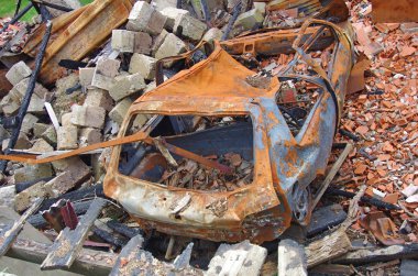 Ev ve araba yangın ve patlama tarafından tahrip