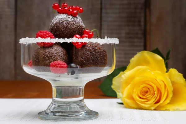 Смачний десерт з шоколадними кульками та свіжими ягодами — стокове фото