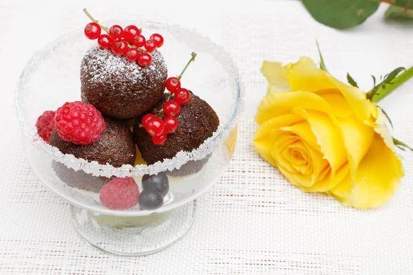 Deliciosa sobremesa com bolinhos de chocolate e bagas frescas — Fotografia de Stock