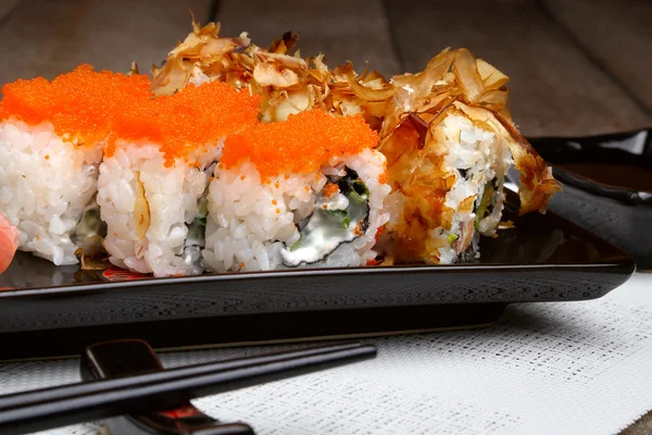 Sushi dans une assiette avec wasabi et gingembre mariné — Photo