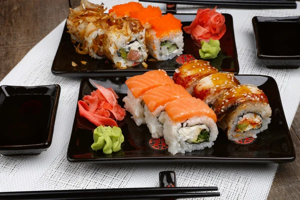 Set de sushi en plato con wasabi y jengibre marinado — Foto de Stock