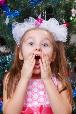 Bir Noel ağacı önünde mutlu küçük kız