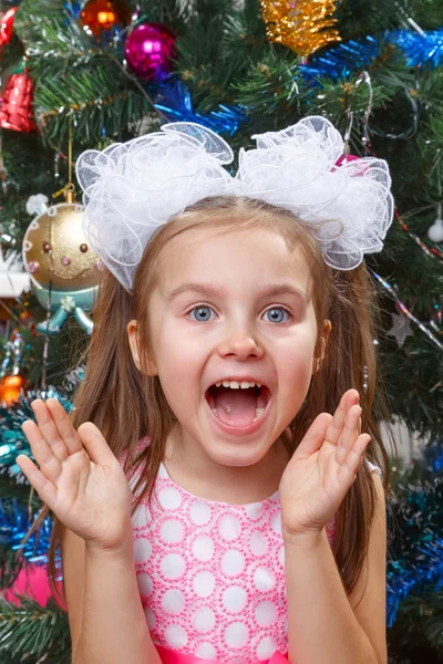 Ragazzina felice davanti a un albero di Natale — Foto Stock