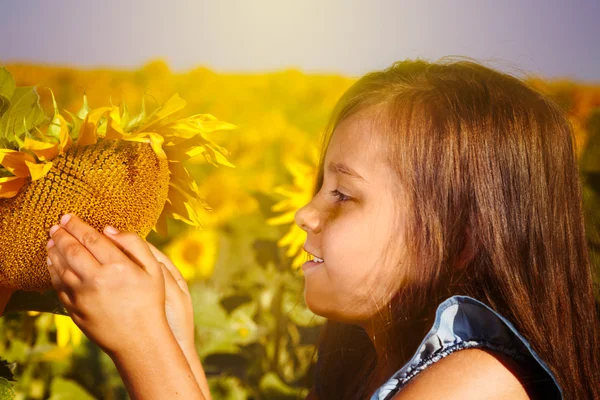 Dziewczynka ze słonecznikiem — Zdjęcie stockowe