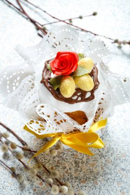 Beyaz tahta arka planda çikolatalı yumurtalı Paskalya pastası. Tatil kutlaması. Geleneksel ziyafet ve tatlı.