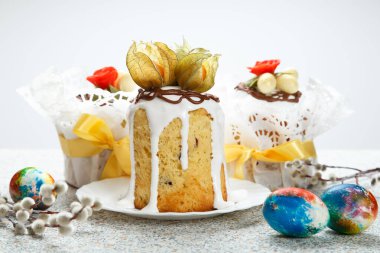 Paskalya pastası ve beyaz ahşap masa zemininde süslü yumurtalar. Tatil kutlaması. Geleneksel ziyafet ve tatlı.