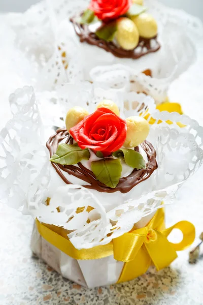 초콜릿 계란이 이스터 케이크 전통적 음식과 — 스톡 사진