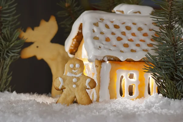 Gingerbread house with gingerbread man, elk and christmas trees — Stock Photo, Image