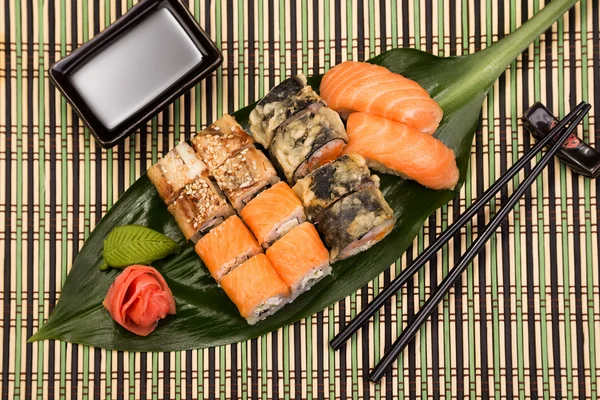 Sushi ingesteld op groen blad — Stockfoto