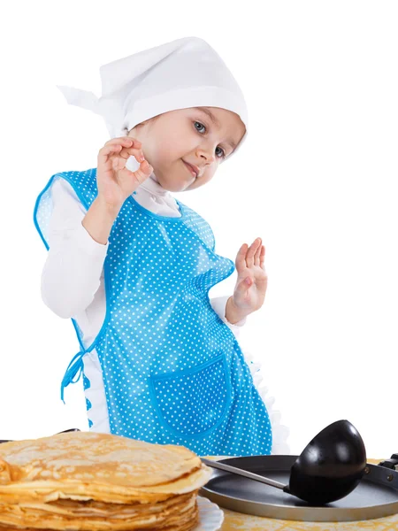 Pequeño niño cocinando panqueques — Foto de Stock