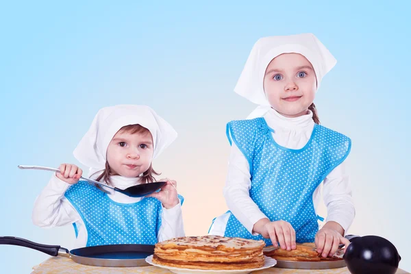 Niños pequeños con panqueques — Foto de Stock