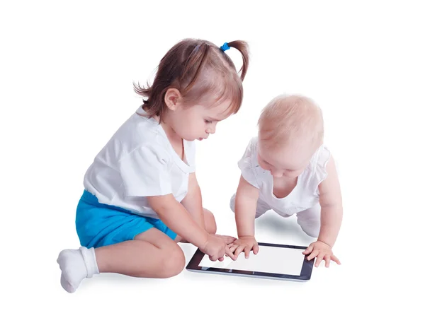 Tablet bilgisayar ile oynayan iki küçük çocuklar