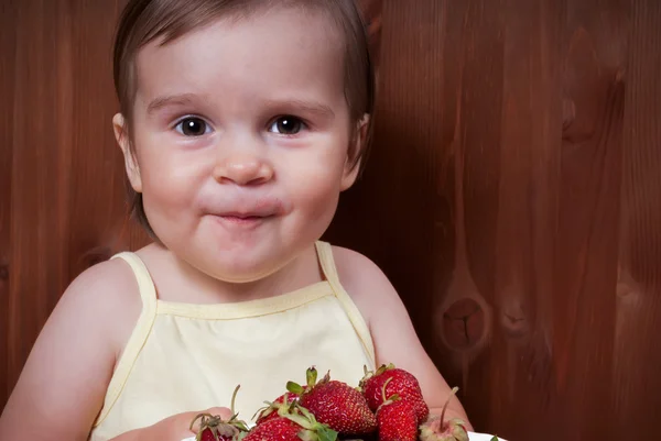 Retrato de la niña feliz comiendo fresas — Foto de Stock